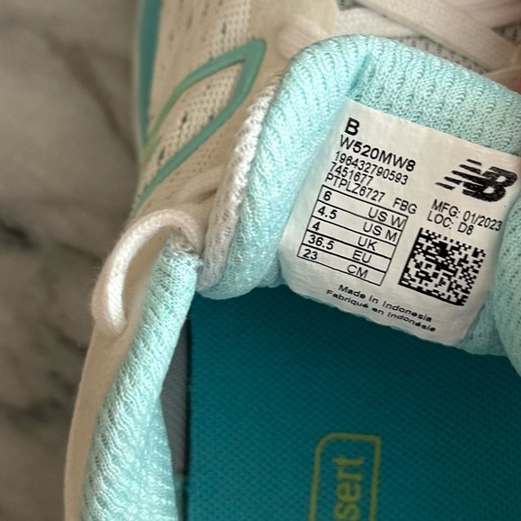 New Balance Women’s 520v8 Running Shoes Size 6 W520MW8 White Blue Athletic Shoes - Picture 7 of 8